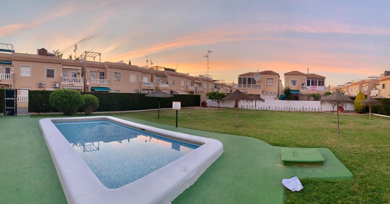 Holiday House Torrevieja Exteriör bild