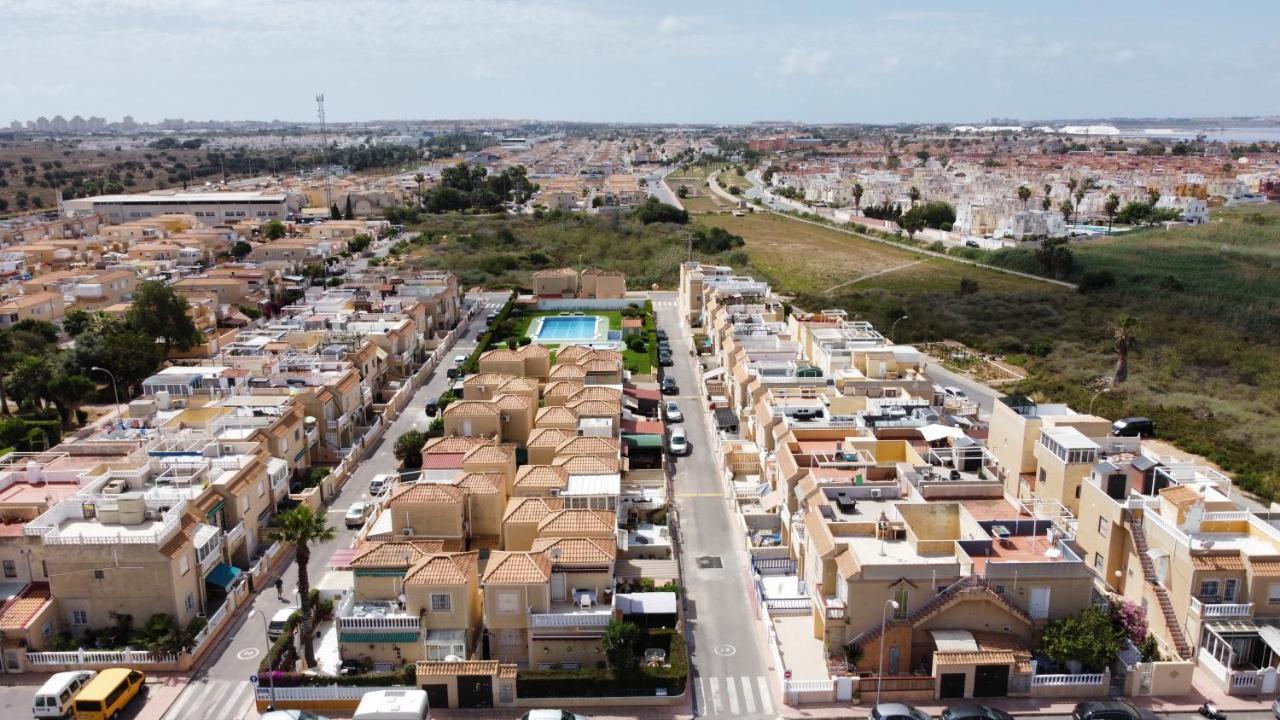 Holiday House Torrevieja Exteriör bild